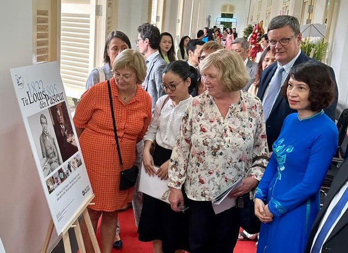 Exposition de photos sur la vie et la carrière du scientifique français Louis Pasteur à Hô Chi Minh-Ville