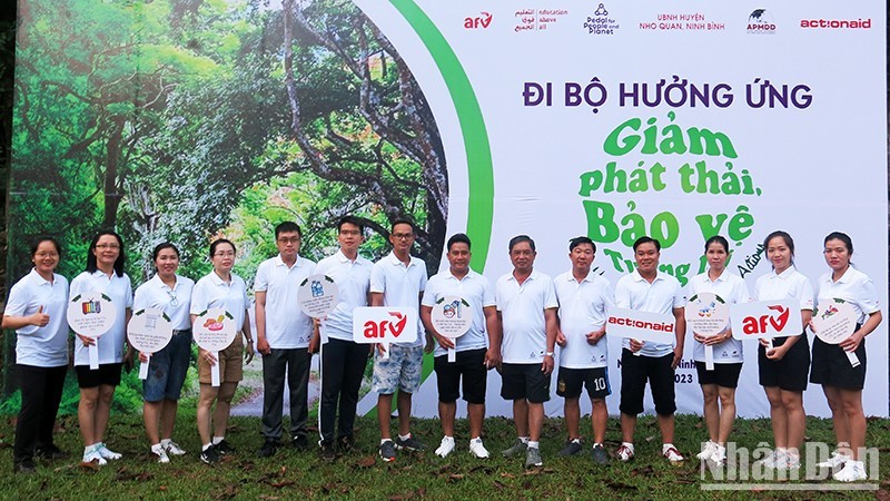 Près d un millier de personnes marchent à Cuc Phuong pour la réduction des émissions