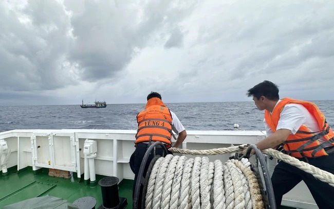 Un bateau de pêche en détresse remorqué vers l’île de Song Tu Tây