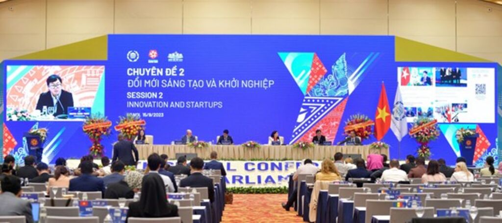 Des jeunes parlementaires discutent de l’entrepreuneuriat et de l’innovation