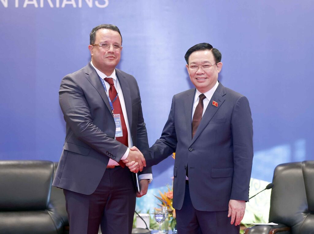 Le vice-président de l Assemblée populaire nationale d’Algérie reçu par Vuong Dinh Huê