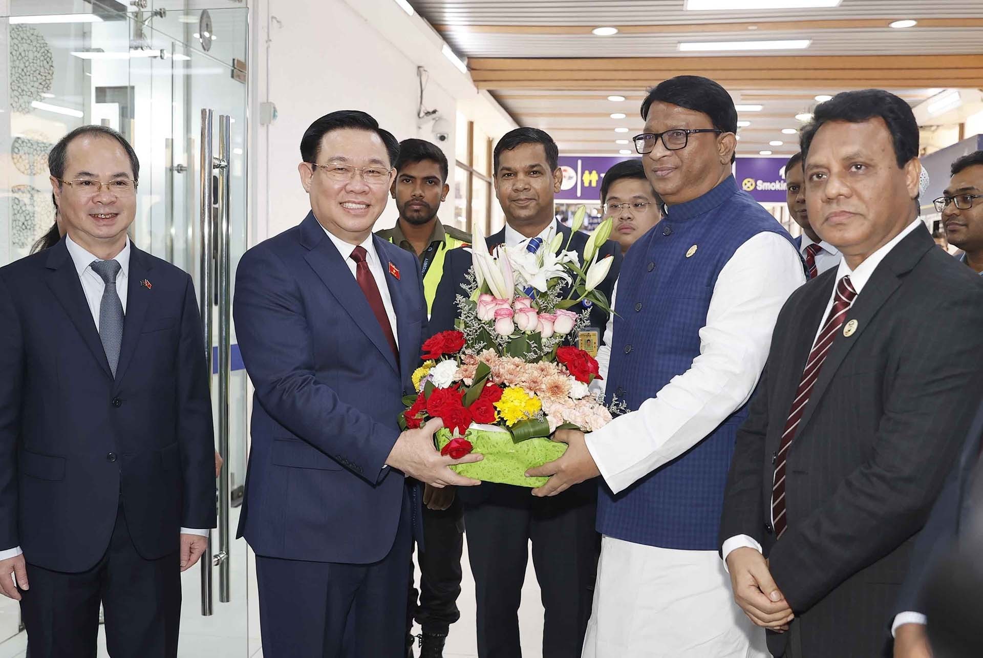 Le président de l Assemblée nationale entame sa visite officielle au Bangladesh