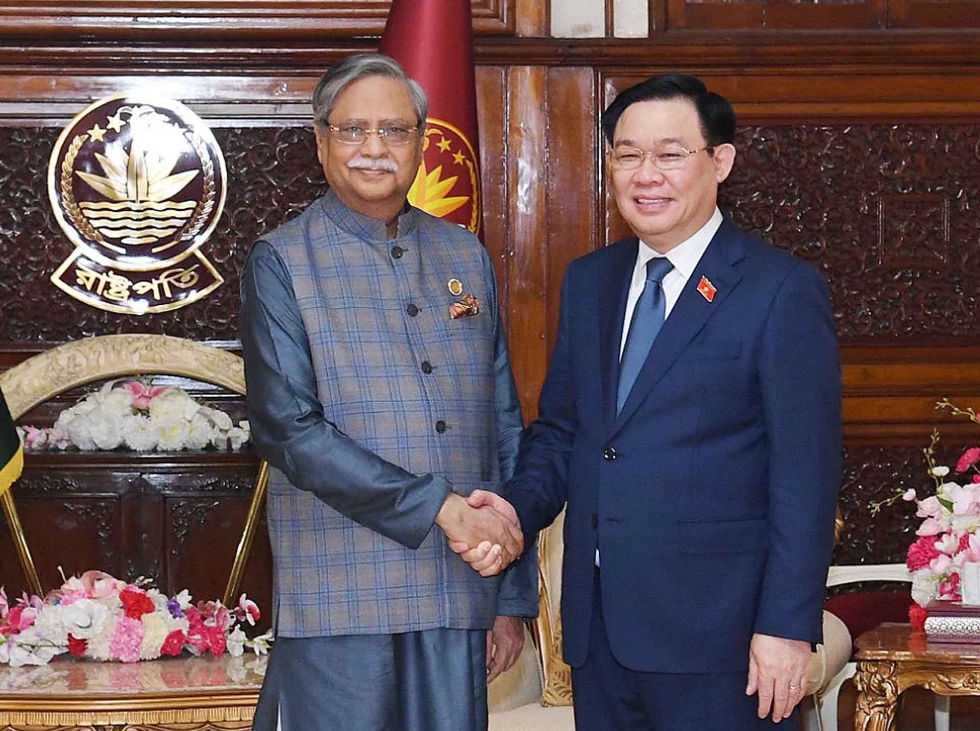 Entrevue entre le président de l’AN du Vietnam et le président du Bangladesh