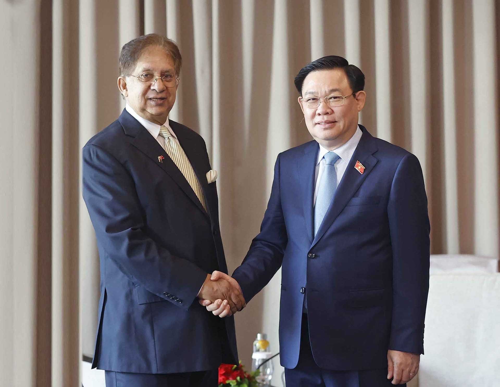 Le président de l AN Vuong Dinh Huê reçoit le président de l Association d amitié Bangladesh-Vietnam