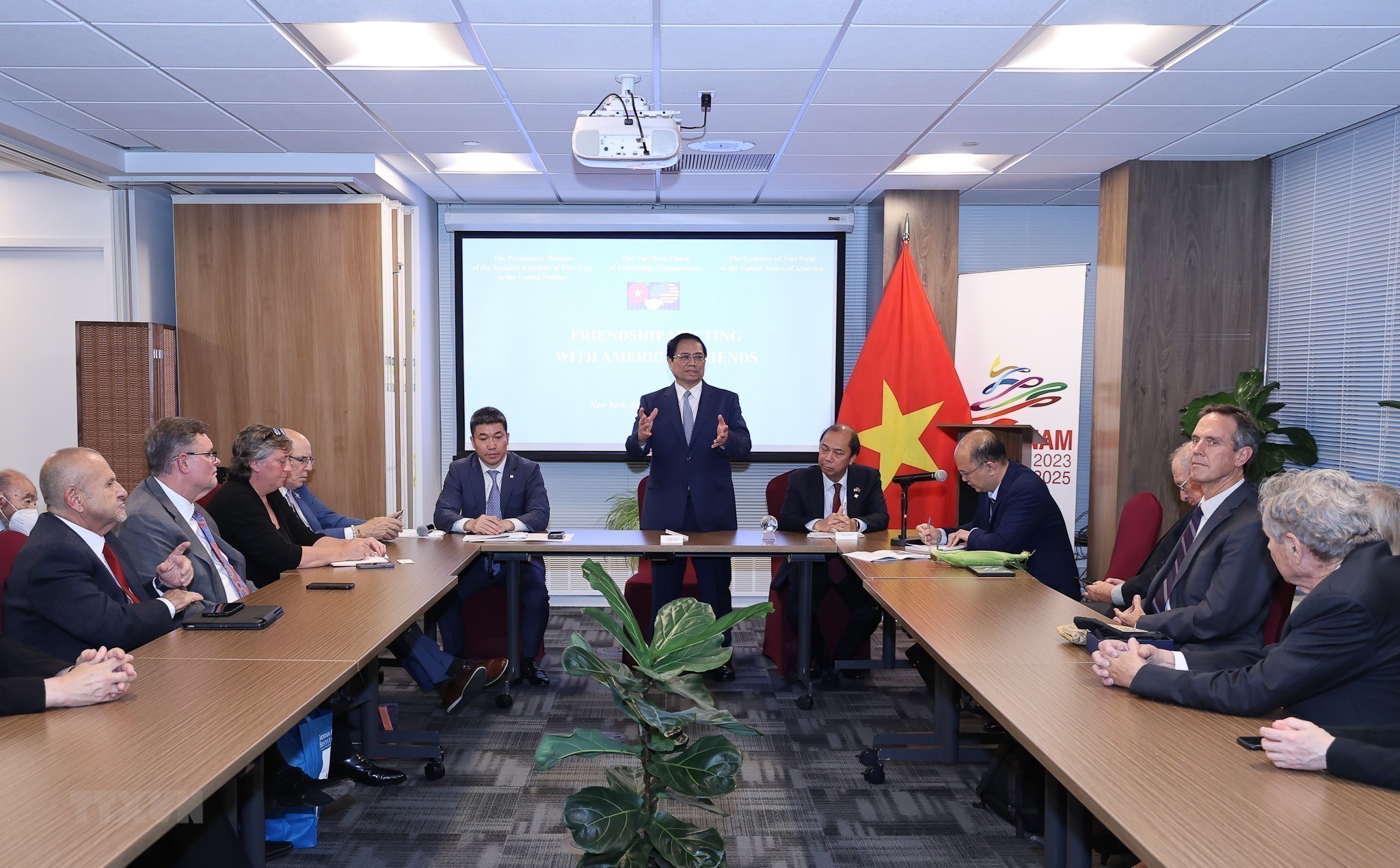 Le Premier ministre Pham Minh Chinh rencontre des amis américains