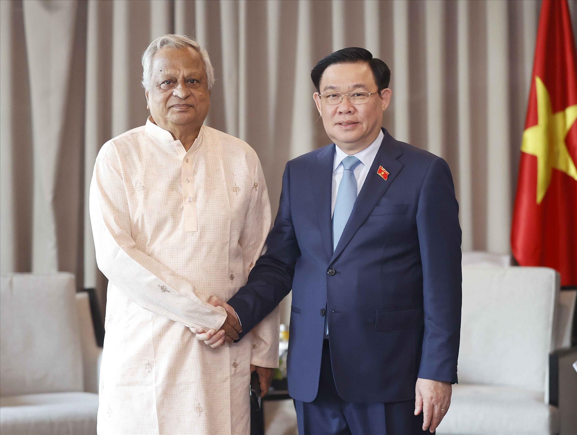 Le président de l’AN Vuong Dinh Huê reçoit des dirigeants de Partis politiques du Bangladesh