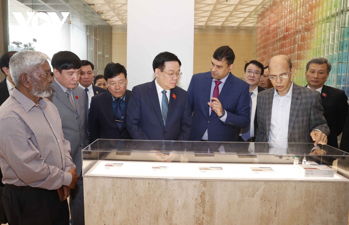 Le président de l Assemblée nationale Vuong Dinh Hue poursuit ses activités au Bangladesh