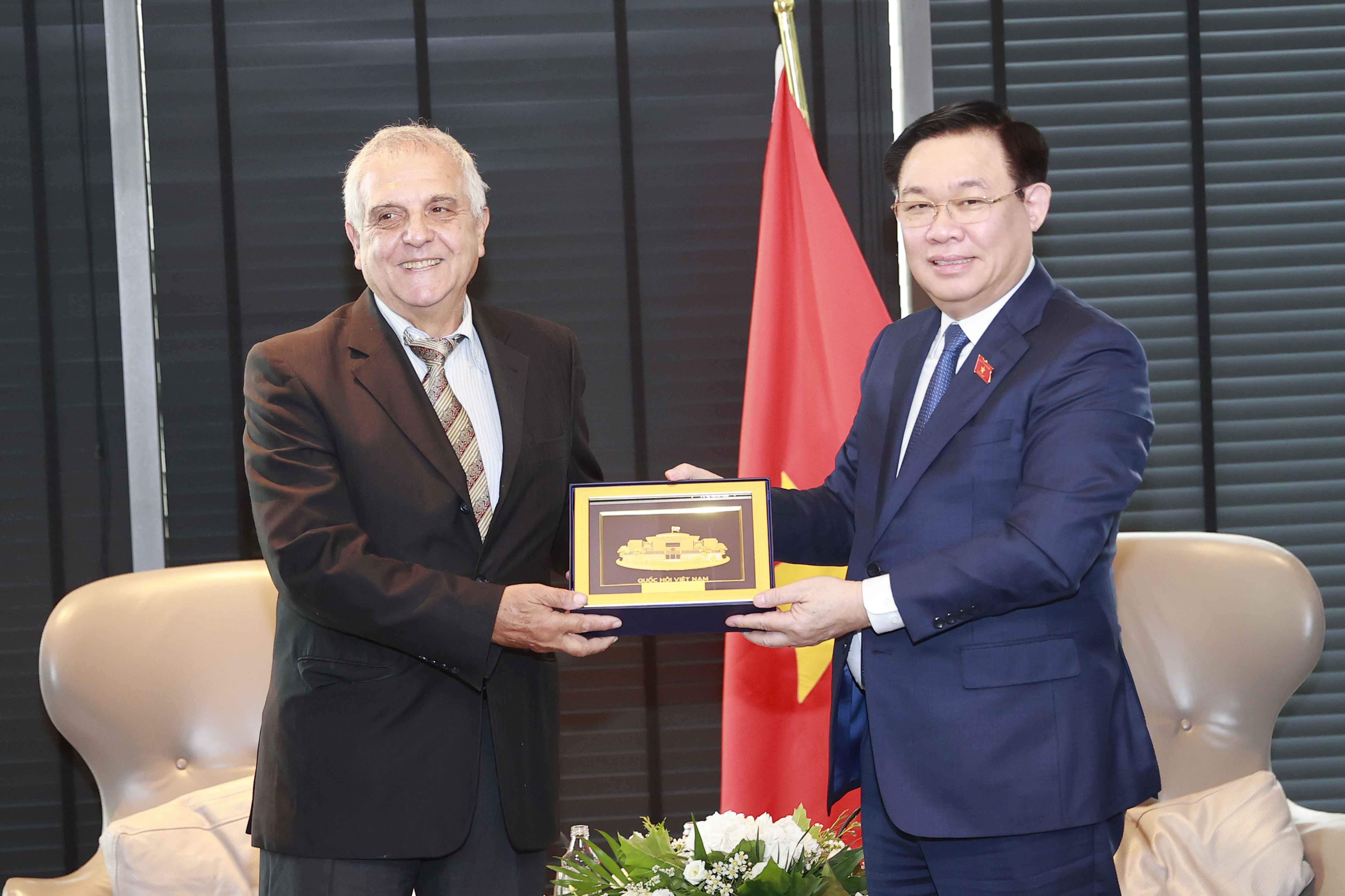 Des premières activités du président de l Assemblée nationale Vuong Dinh Huê en Bulgarie