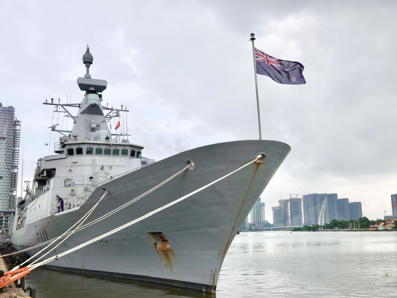 Deux navires de la Marine royale néo-zélandaise visitent le Vietnam