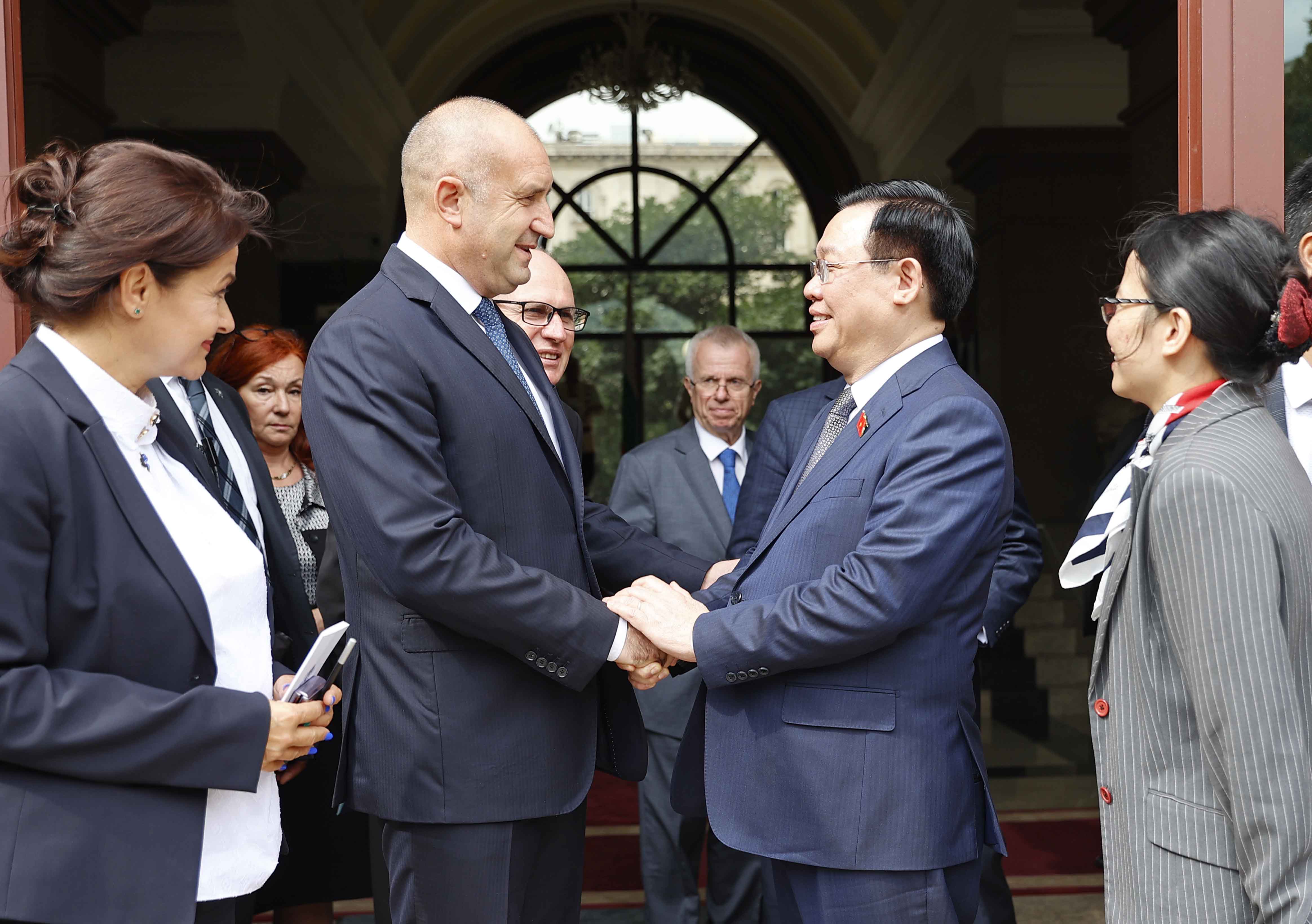 Le président de l’Assemblée nationale Vuong Dinh Hue rencontre le président bulgare