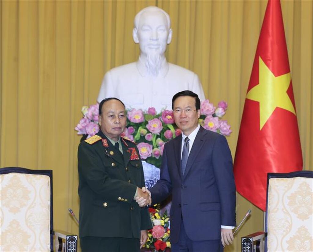 Le président Vo Van Thuong reçoit le vice-ministre lao de la Défense