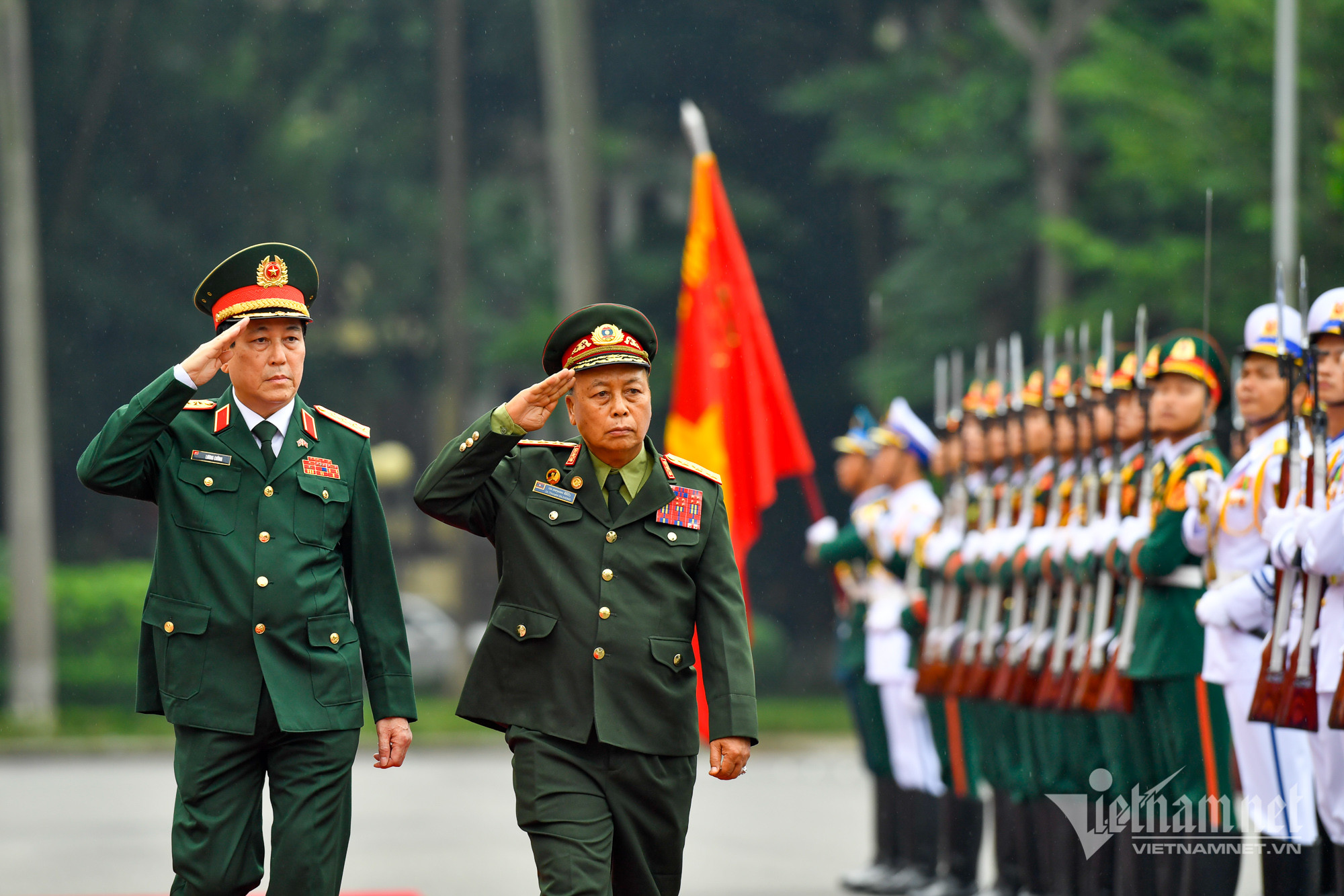 Le Vietnam et le Laos renforcent la coopération entre leurs armées