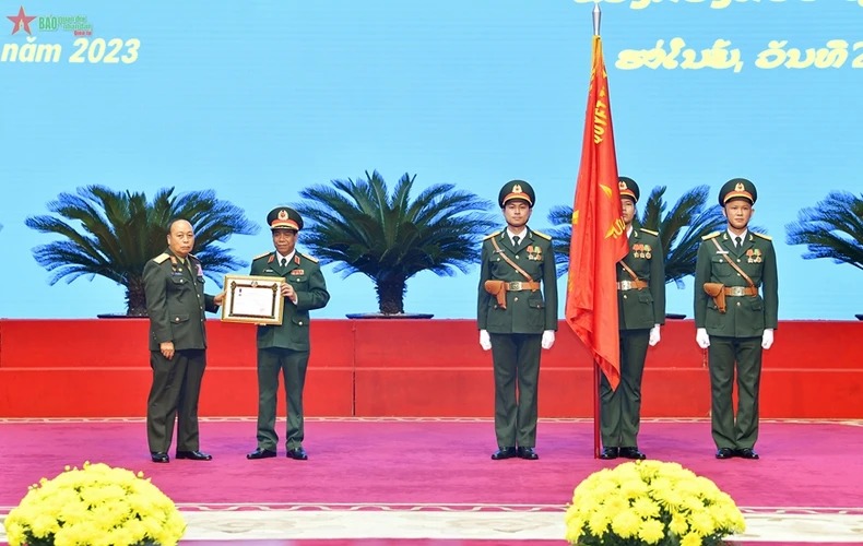 Distinction de collectifs et d individus vietnamiens ayant des contributions à la révolution lao