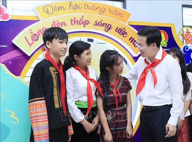 Le chef de l’Etat participe à une soirée de la mi-automne à Binh Phuoc