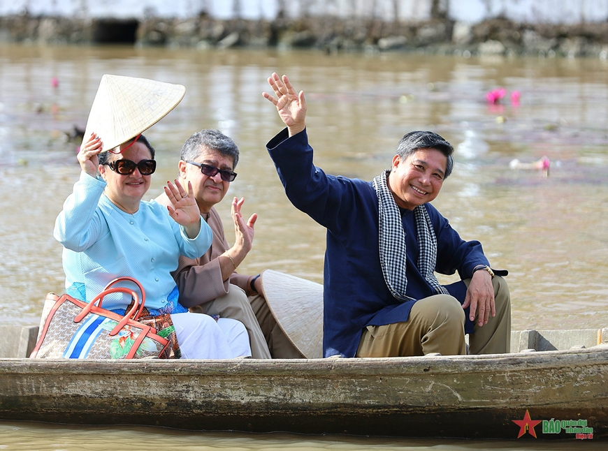 Défilé d’ao ba ba sur la rivière Hau Giang