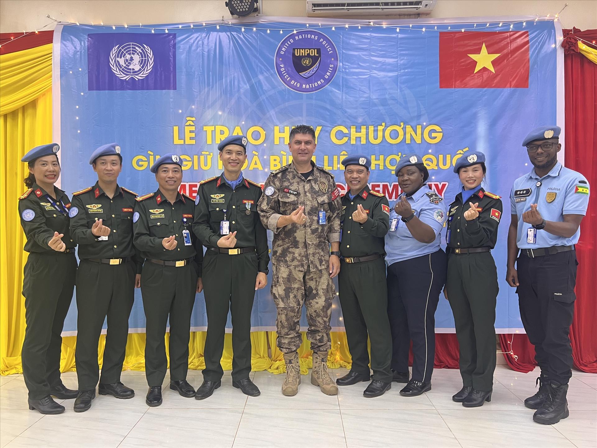 La MINUSS décerne la Médaille de maintien de la paix de l’ONU à trois officiers de police vietnamiens