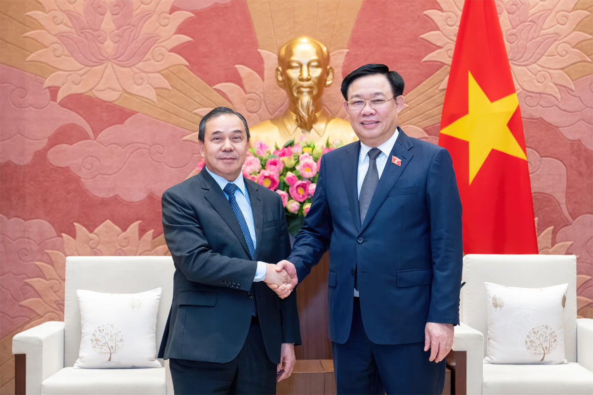 Le président de l Assemblée nationale du Vietnam reçoit l ambassadeur du Laos