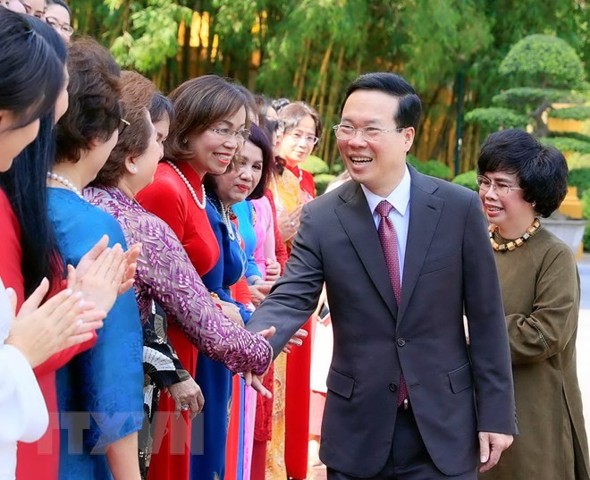 Le président Vo Van Thuong rencontre l Association des femmes d affaires vietnamiennes