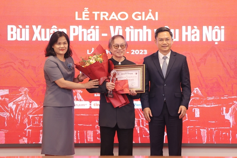 Prix Bùi Xuân Phai 2023 le réalisateur Dang Nhât Minh reçoit le Grand Prix