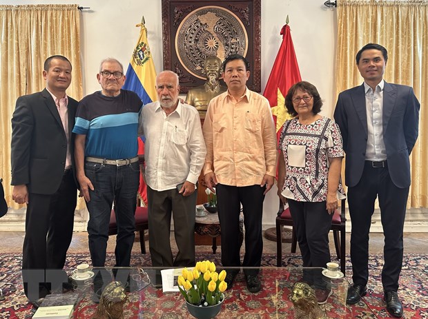 Rencontre à l honneur des guérilleros vénézuéliens participant à la campagne de Nguyên Van Trôi
