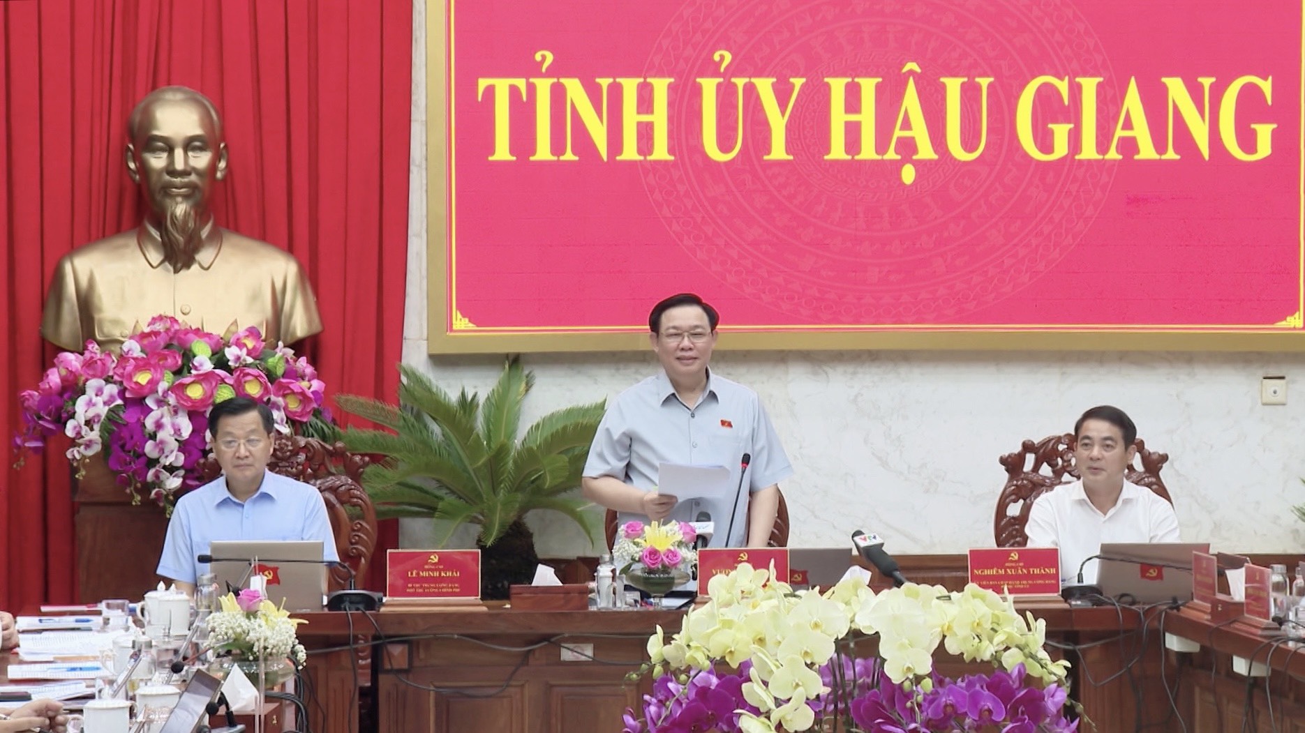 Le président de l Assemblée nationale travaille avec la Permanence du Comité provincial du Parti de Hau Giang
