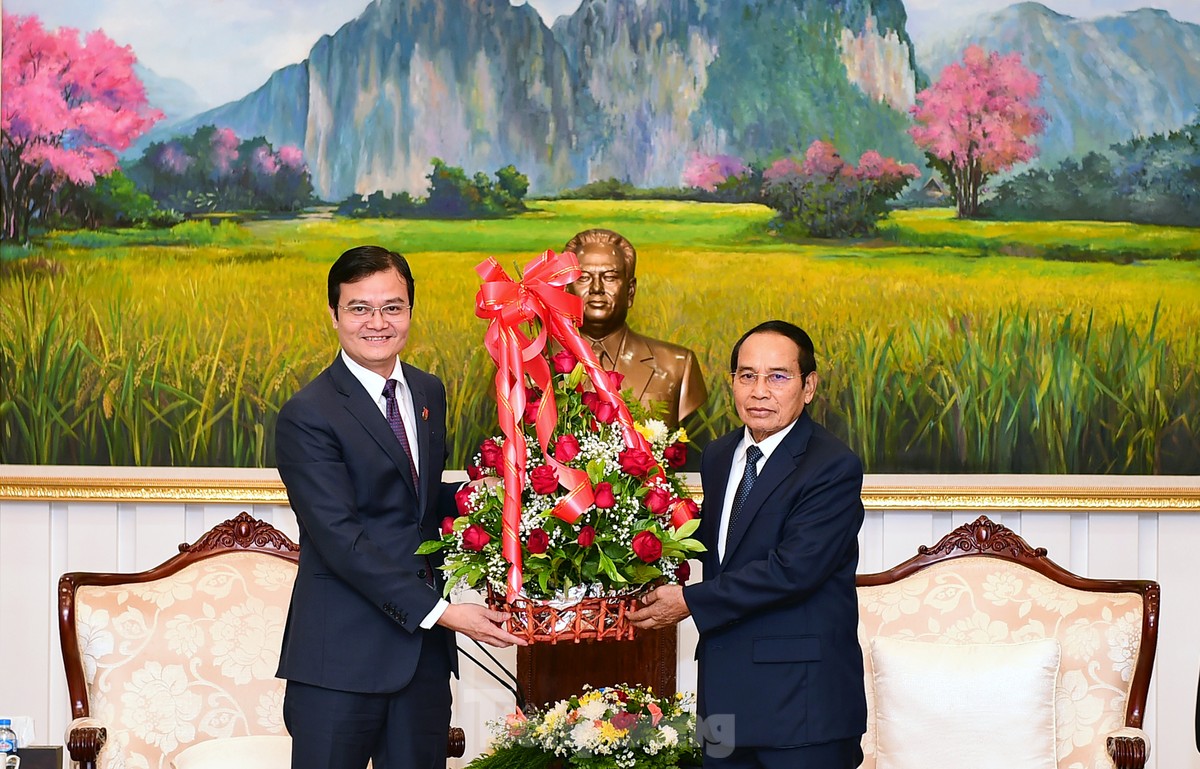 Le vice-président lao reçoit une délégation de jeunes vietnamiens