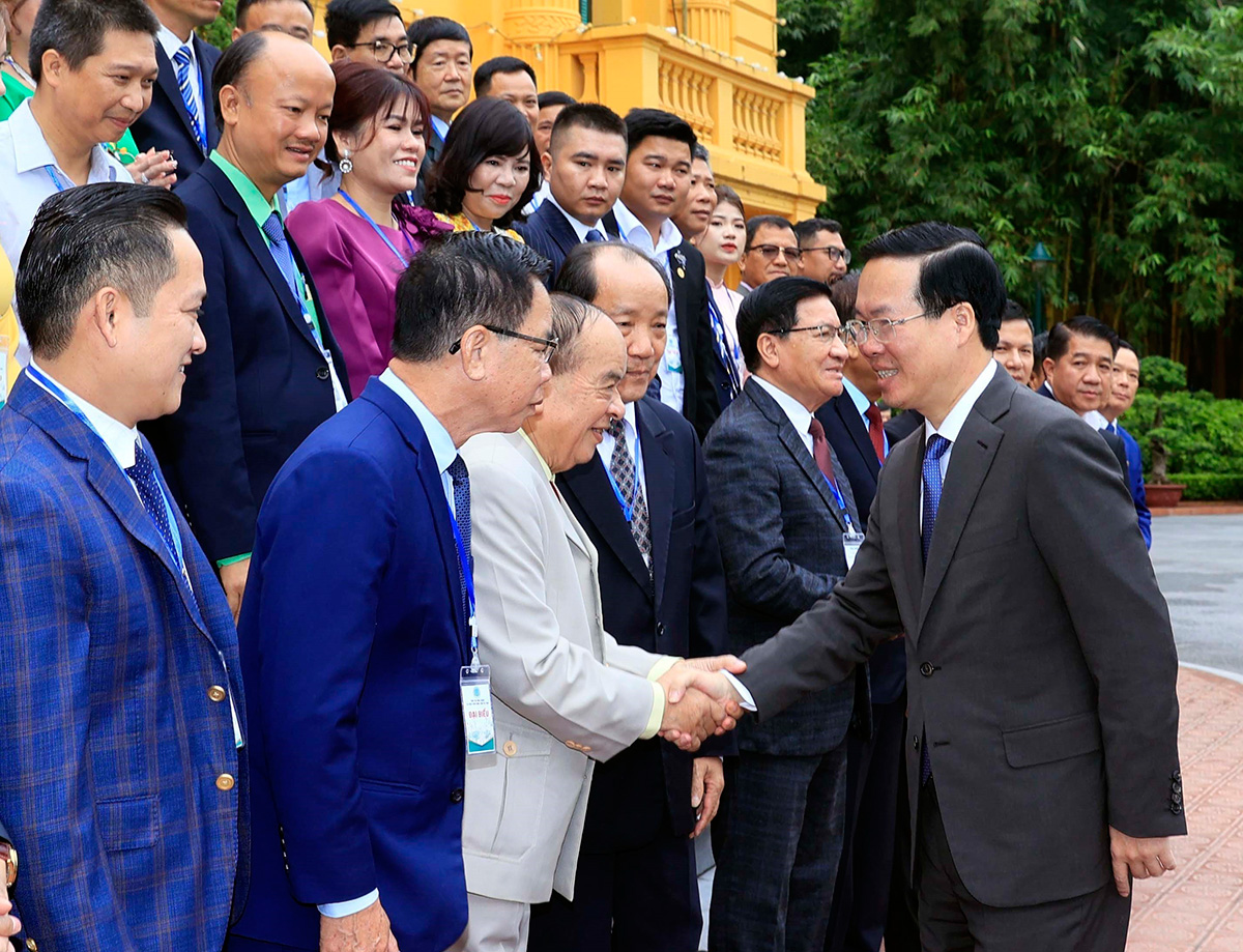 Le chef de l État rencontre les délégués de l Association générale de l agriculture et du développement rural du Vietnam