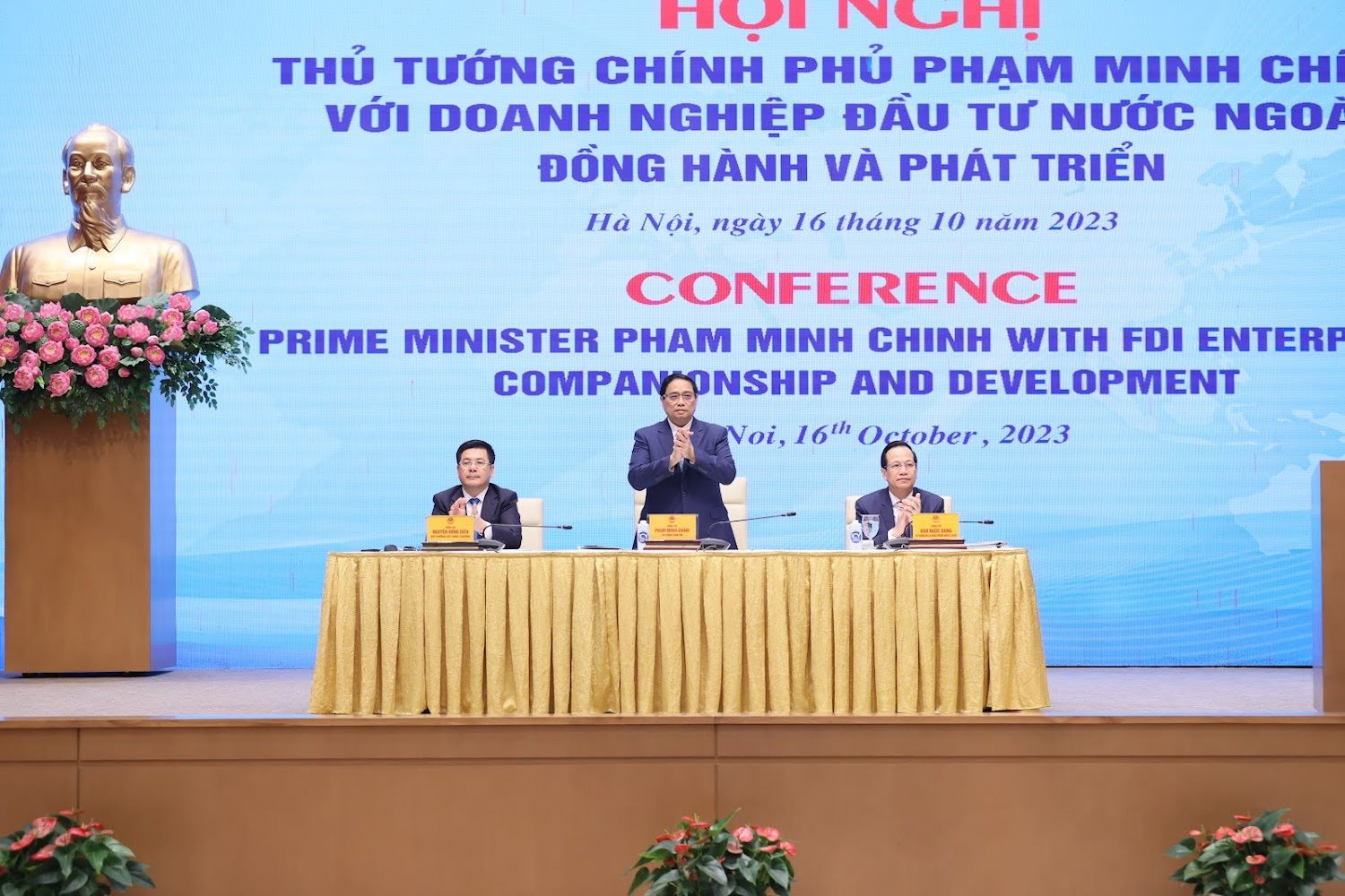Le Premier ministre rencontre des entreprises à participation étrangère au Vietnam