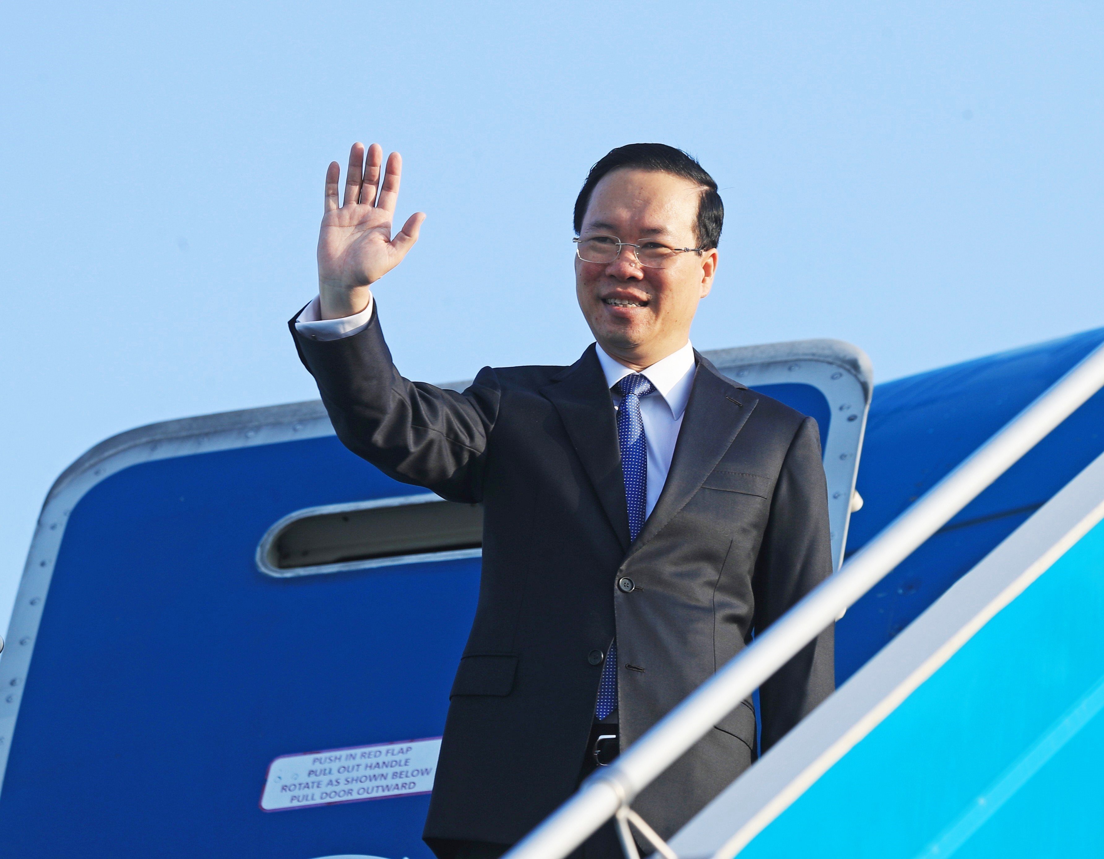 Le président Vo Van Thuong part pour la Chine pour le 3e Forum de la Ceinture et la Route