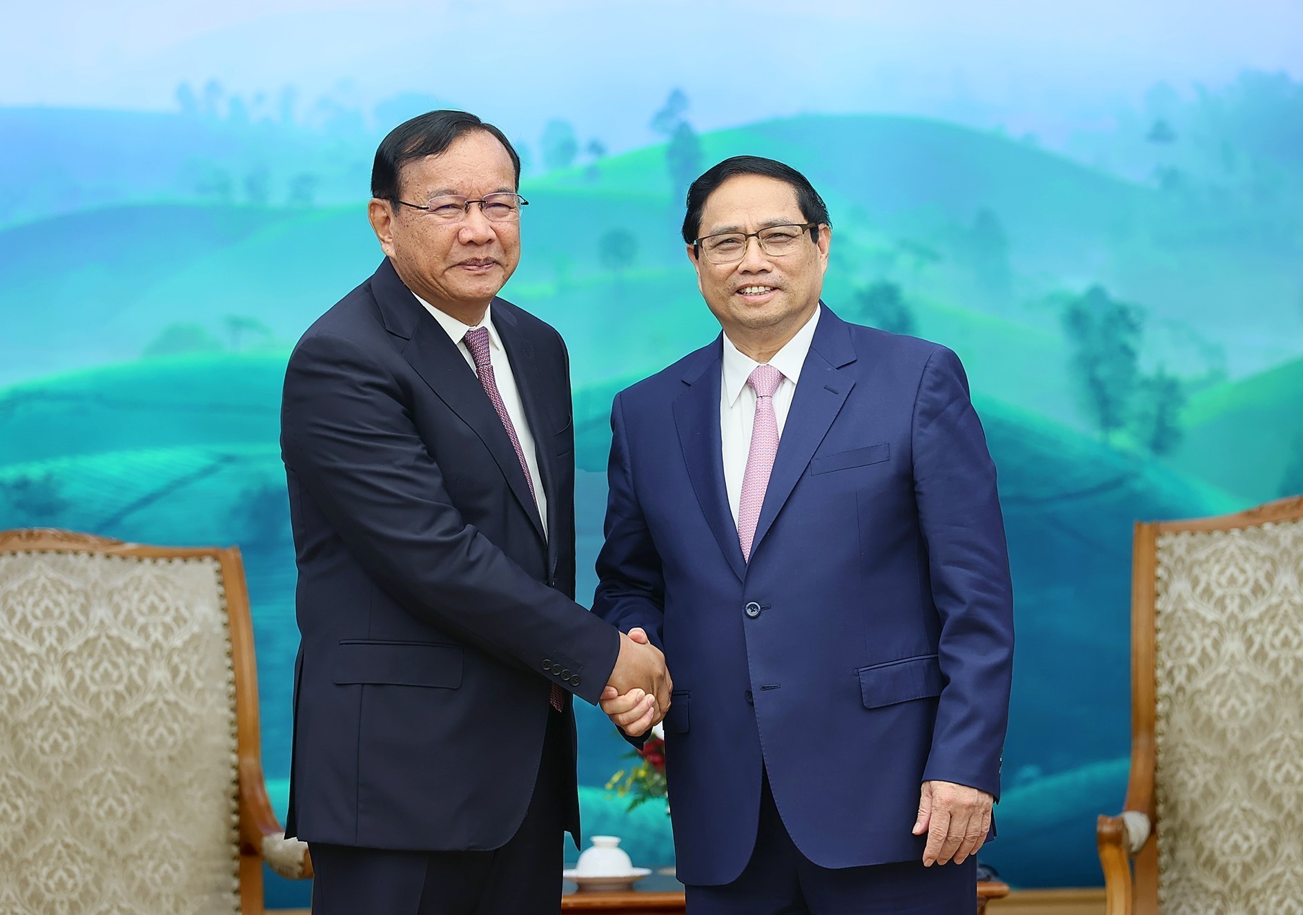 Le Premier ministre Pham Minh Chinh reçoit un haut responsable du Parti populaire cambodgien