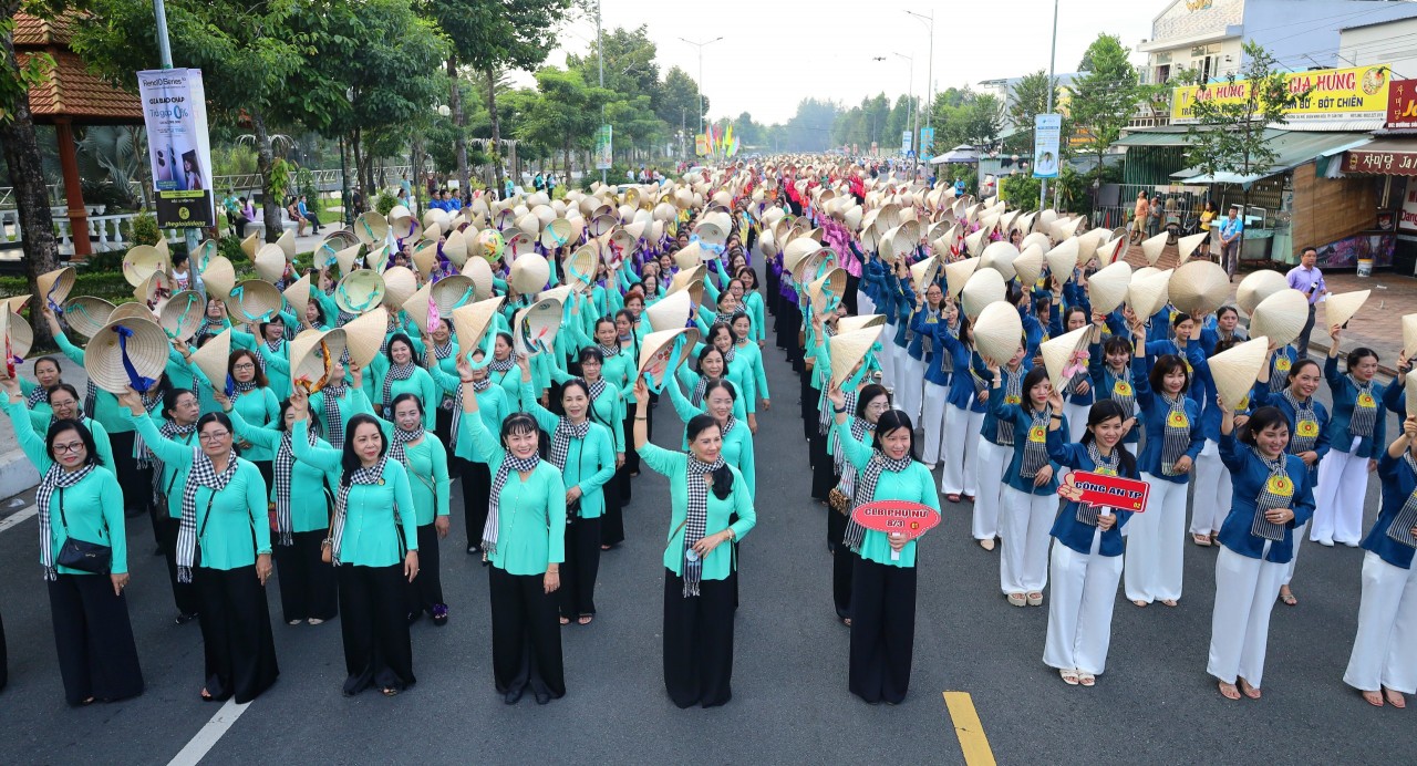 Un défilé d’ao ba ba et d’ao dai à Can Tho établit un record national