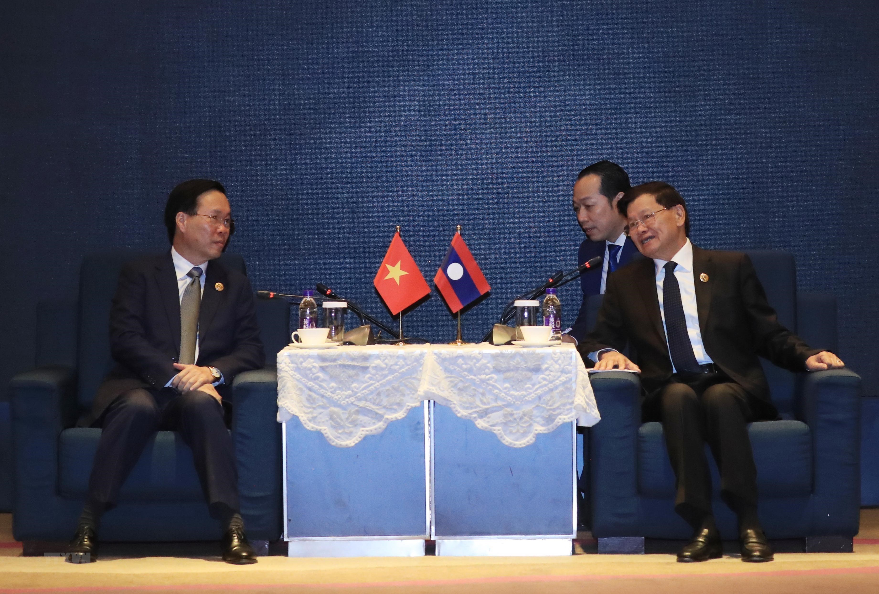 Le président Vo Van Thuong rencontre le secrétaire général du Parti et président lao Thongloun Sisoulith