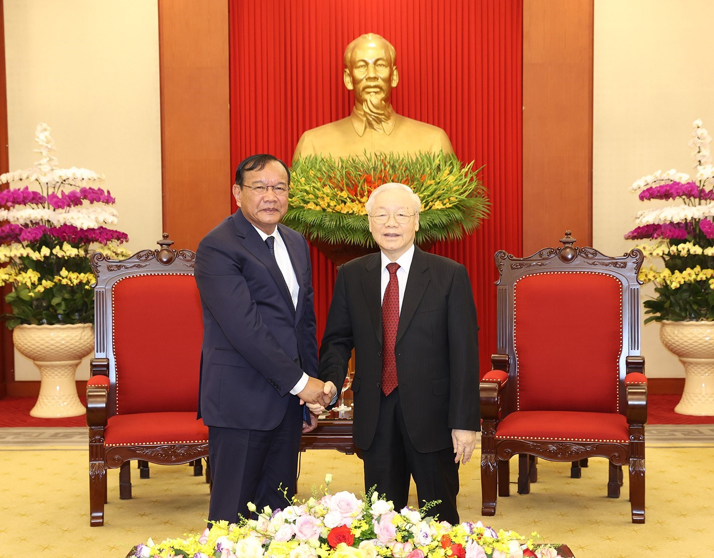 Le leader du PCV reçoit le chef de la Commission des realtions extérieures du Parti du peuple cambodgien