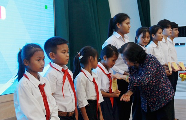 Khanh Hoa remise de bourses d’études à des élèves issus de minorités ethniques et de pêcheurs défavorisés