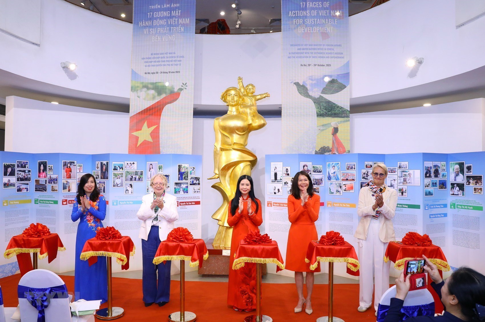 Vernissage de l exposition 17 visages de l action du Vietnam pour le développement durable