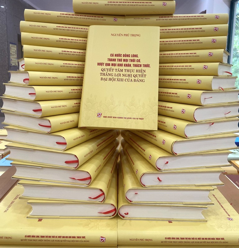 Lancement du livre du secrétaire général sur la détermination à réaliser avec succès la résolution du 13e Congrès du Parti