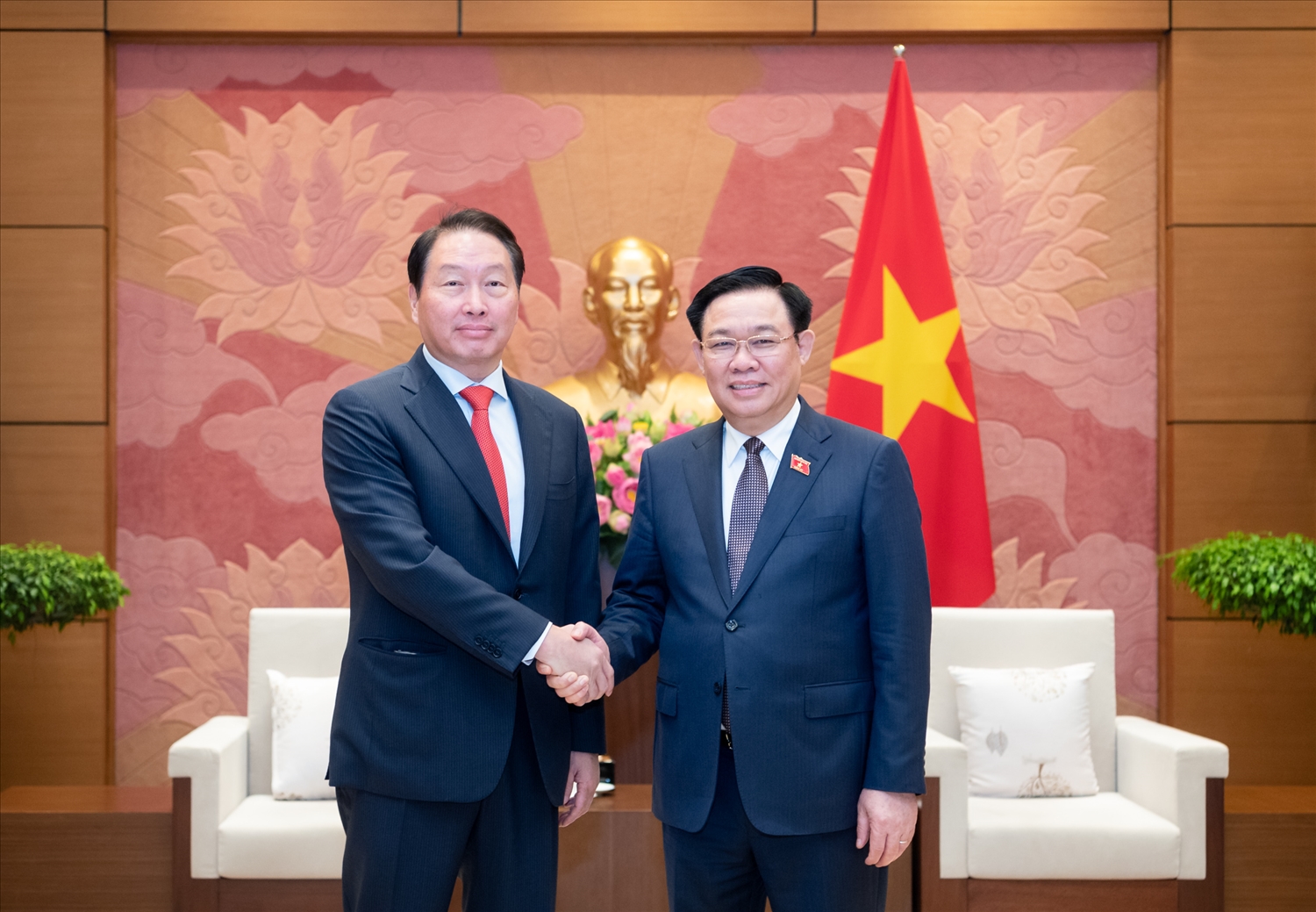 Le président de l Assemblée nationale Vuong Dinh Hue reçoit le président du groupe sud-coréen SK