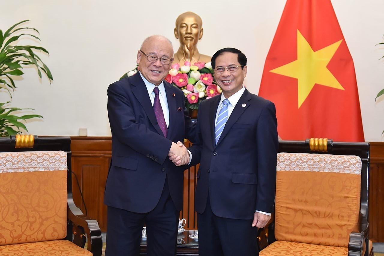 Le ministre des Affaires étrangères reçoit le conseiller de l Alliance parlementaire d amitié Japon-Vietnam