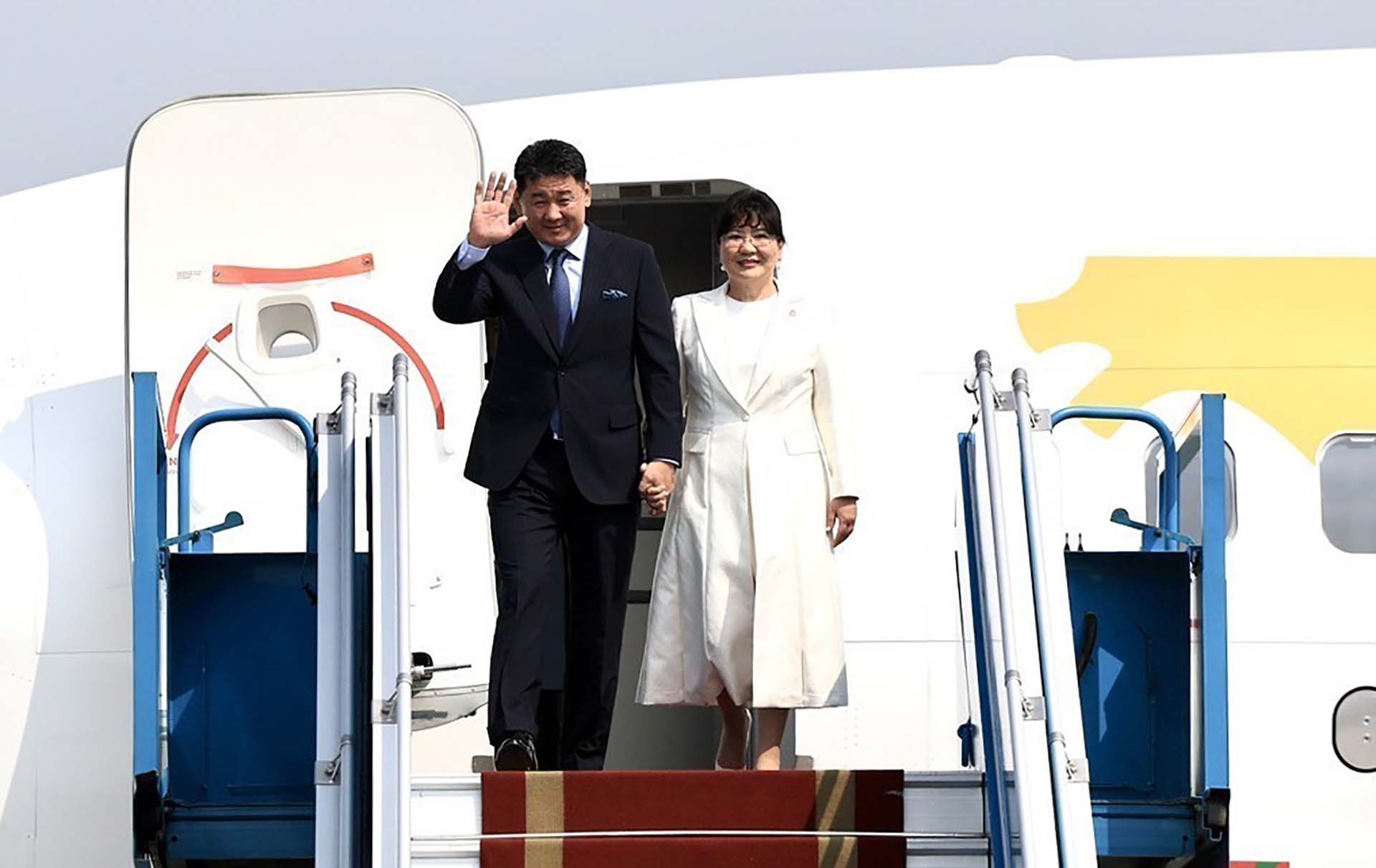 Le président mongol arrive à Hanoï, entamant sa visite d’État au Vietnam