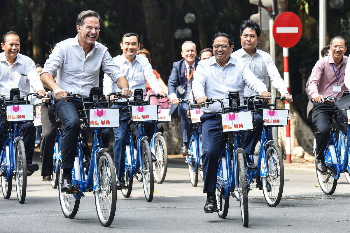 Les Premiers ministres vietnamien et néerlandais font du vélo ensemble dans des rues de Hanoï