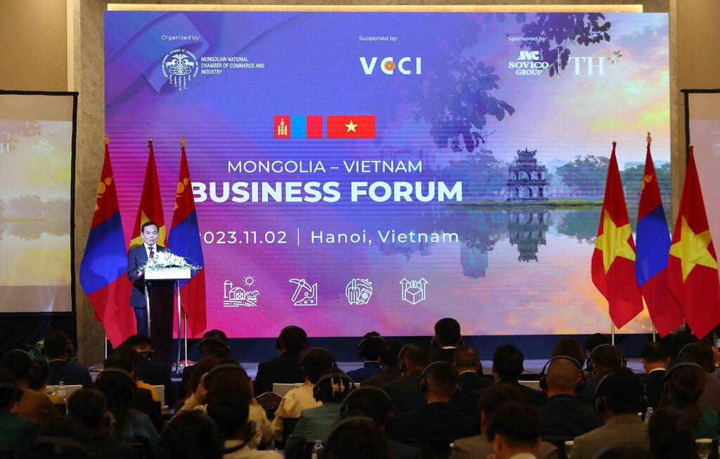 Le président mongol assiste à un forum d’affaires Vietnam-Mongolie