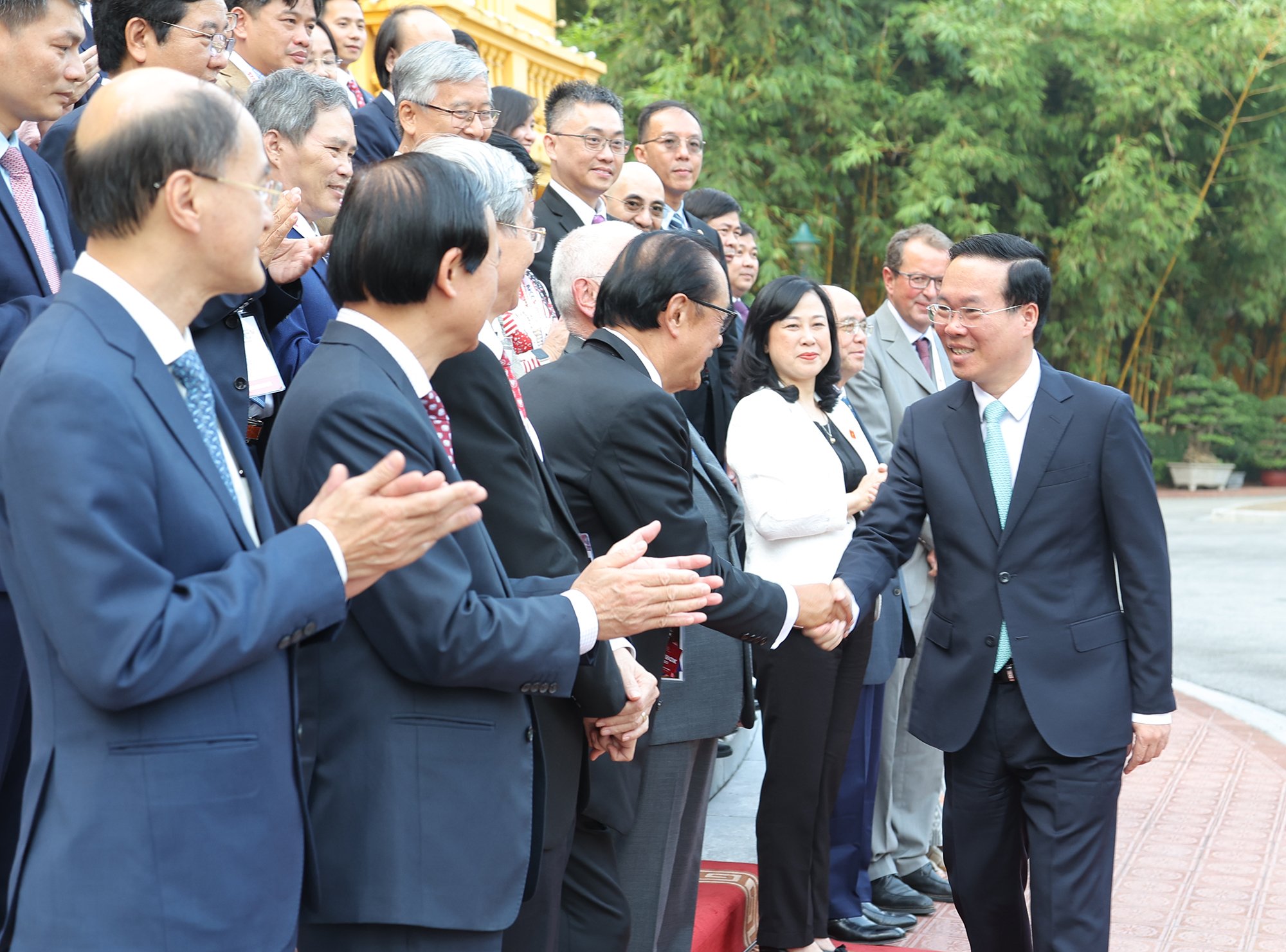 Le président Vo Van Thuong rencontre des médecins et experts cardiovasculaires