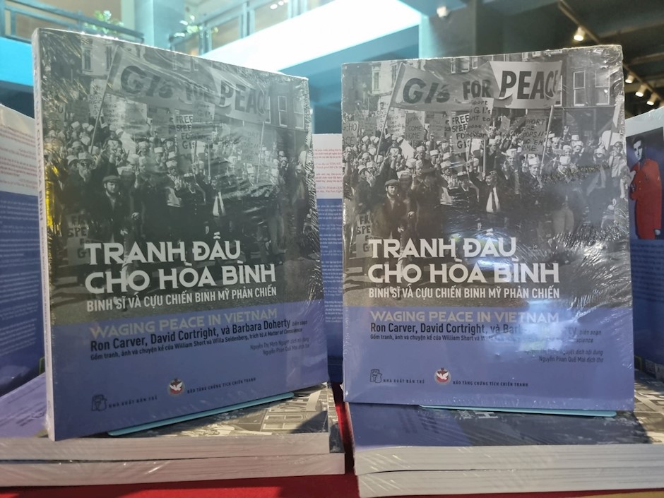 HCM-Ville lancement du livre Combats pour paix au Vietnam