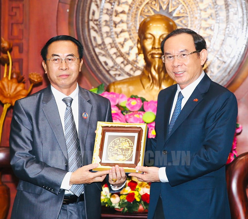 Le secrétaire du Comité du Parti de HCM-Ville recoit un dirigeant lao