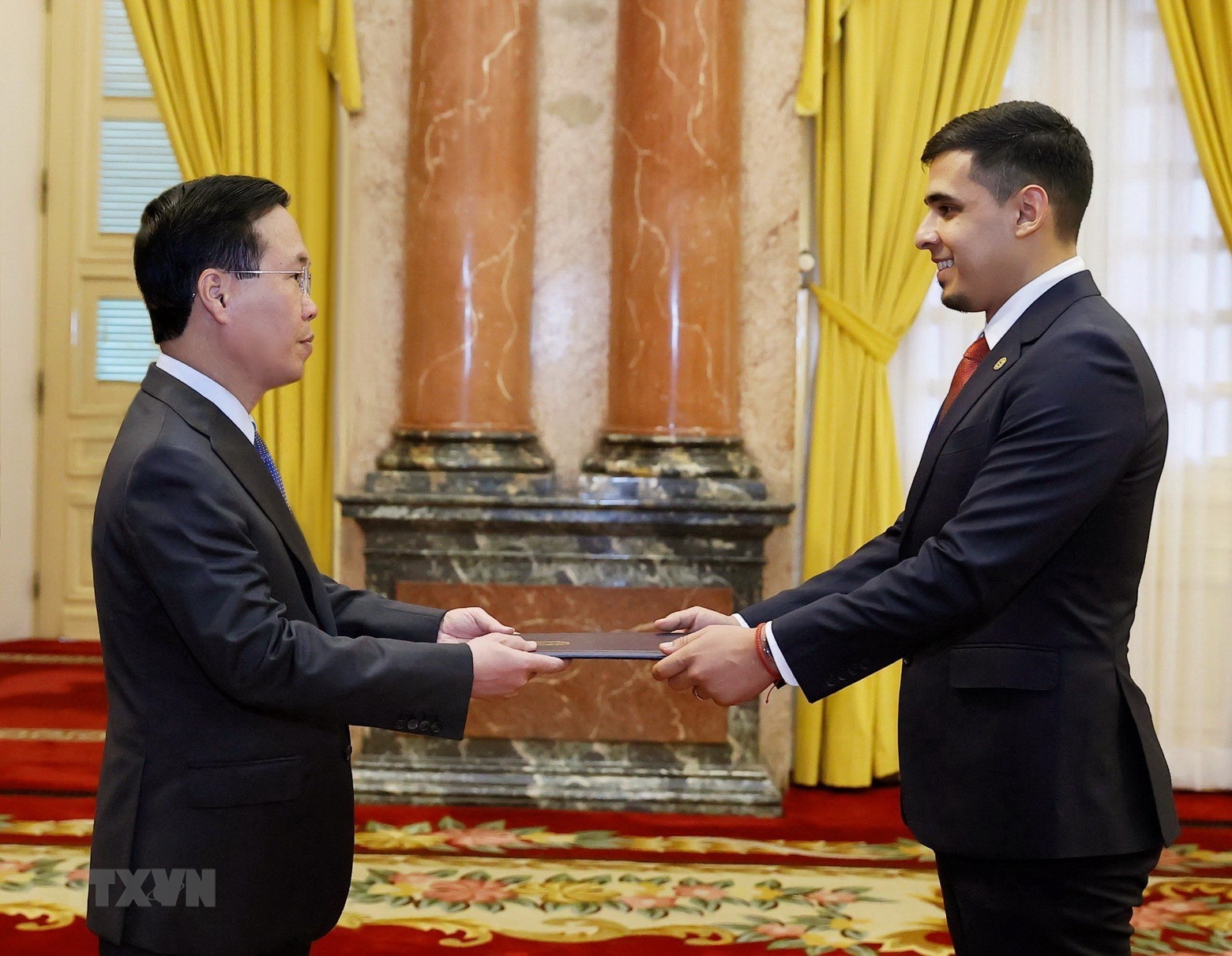 Le président Vo Van Thuong reçoit les ambassadeurs du Venezuela et du Laos
