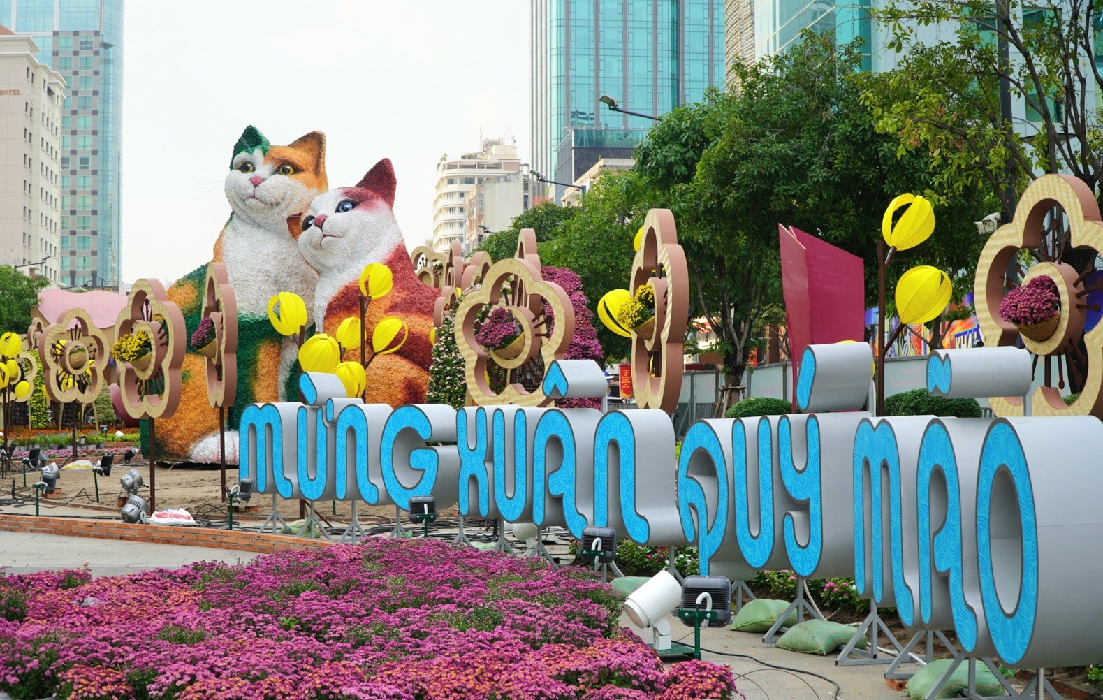 La rue florale Nguyên Huê se remplit de fleurs pour marquer ses 20 printemps