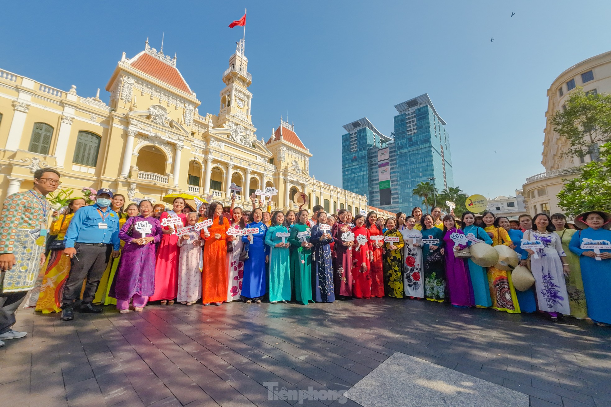 Plus de 3 000 personnes participent au défilé en áo dài à Hô Chi Minh-Ville