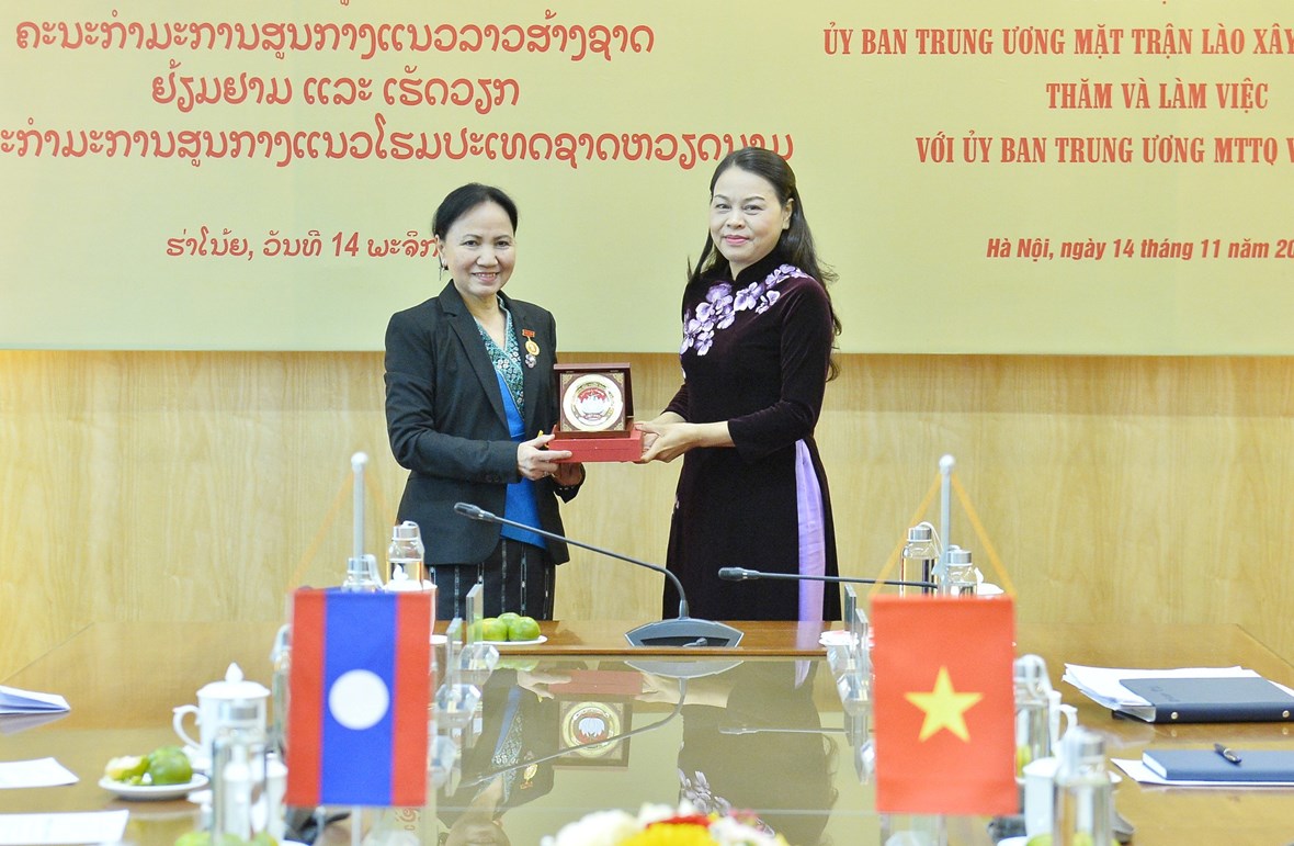 Renforcement de la coopération entre les deux organisations de Front du Vietnam et du Laos