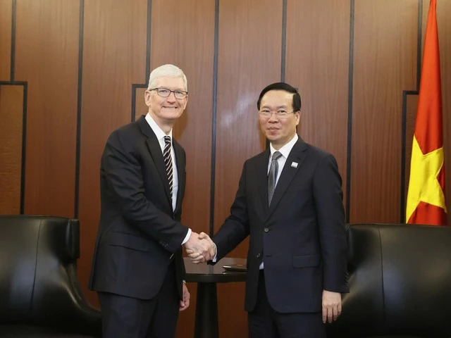 Le président Vo Van Thuong rencontre des dirigeants des groupes Apple et Boeing