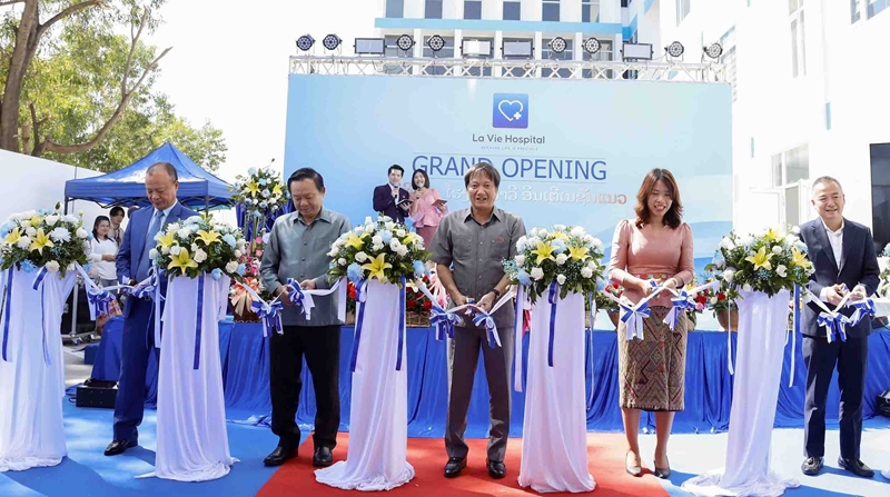 Inauguration d un hôpital vietnamien au Laos